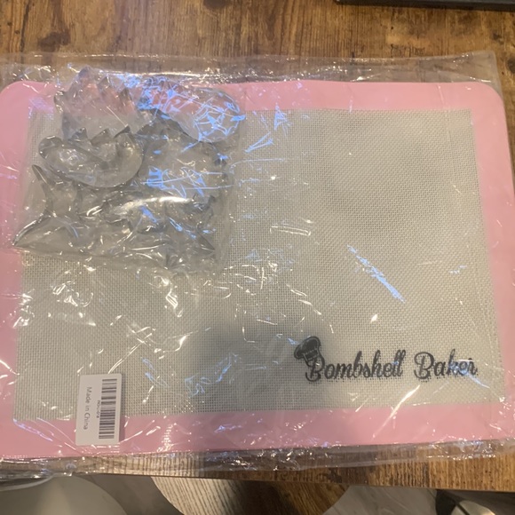 BOMBSHELL BAKER - Baking Mat- Set of 2 and Cookie Cutters - Picture 6 of 6